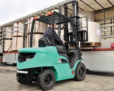 Carretilla elevadora optimizando costes operativos en almacén industrial