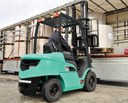 Carretilla elevadora optimizando costes operativos en almacén industrial